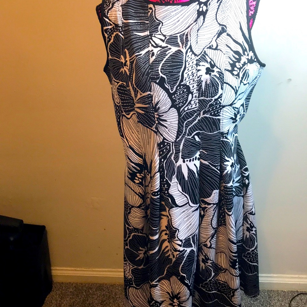 New York sleeveless black and white floraldress
